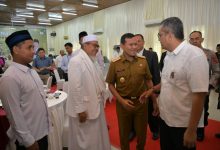 Wakil Gubernur Aceh, Fadhlullah, SE menghadiri sekaligus menyampaikan sambutan pada Duek Pakat Nasional Tata Kelola Dapur Makan Bergizi Gratis (MBG) di Balai Sidang Fakultas Ekonomi dan Bisnis USK, Senin, 07/07/2025.