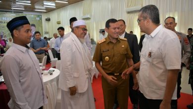 Wakil Gubernur Aceh, Fadhlullah, SE menghadiri sekaligus menyampaikan sambutan pada Duek Pakat Nasional Tata Kelola Dapur Makan Bergizi Gratis (MBG) di Balai Sidang Fakultas Ekonomi dan Bisnis USK, Senin, 07/07/2025.