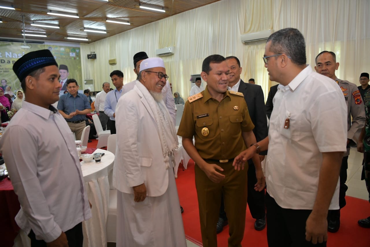 Wakil Gubernur Aceh, Fadhlullah, SE menghadiri sekaligus menyampaikan sambutan pada Duek Pakat Nasional Tata Kelola Dapur Makan Bergizi Gratis (MBG) di Balai Sidang Fakultas Ekonomi dan Bisnis USK, Senin, 07/07/2025.