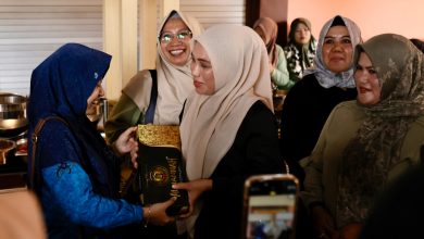 Ketua TP PKK Aceh, Marlina Muzakir, bersama Staf Ahli TP PKK Aceh, Mukarramah, dan Ketua DWP Aceh, Malahayati, menggelar silaturahmi dengan warga Aceh yang menetap di Samarinda, Kalimantan Timur, pada Senin, 7 Juli 2025.