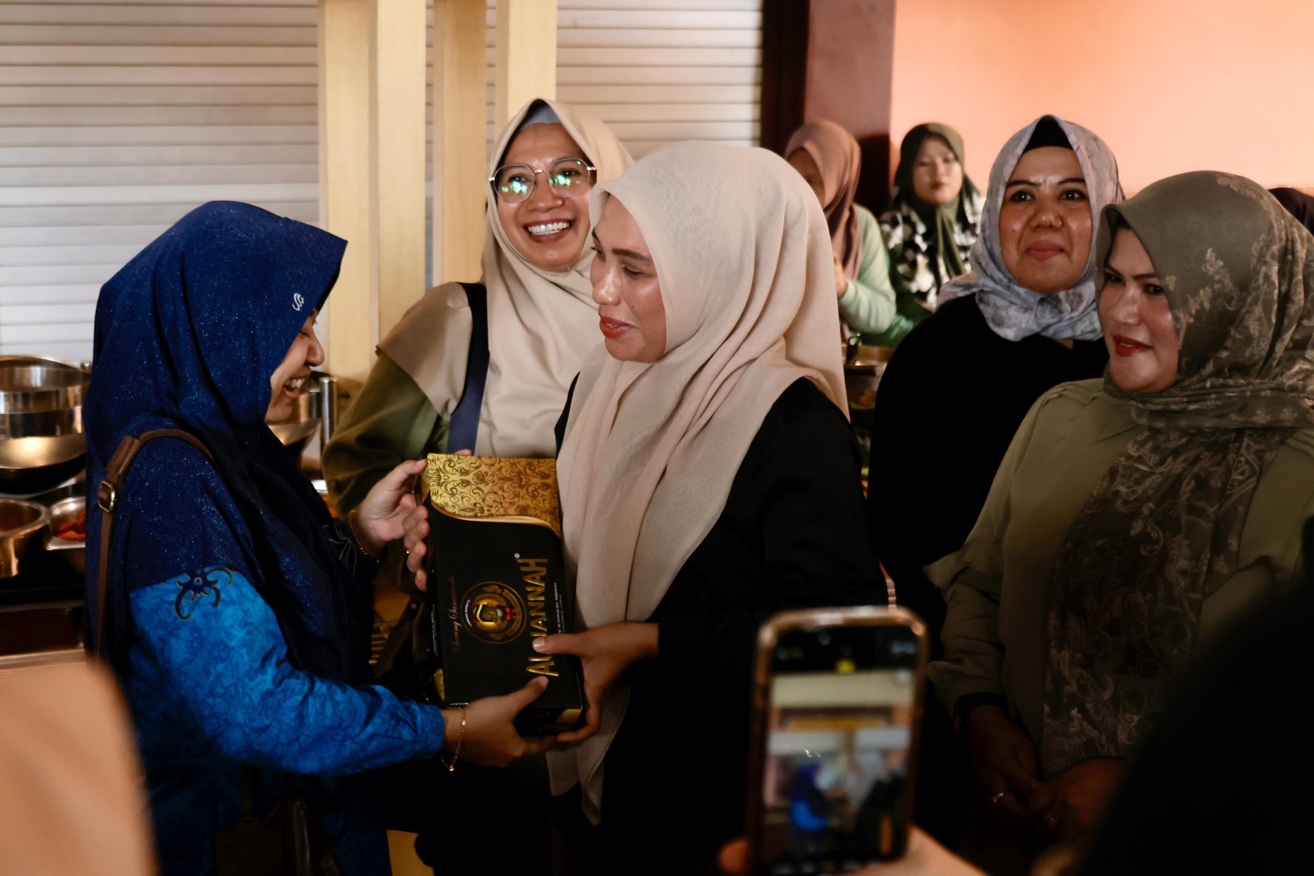Ketua TP PKK Aceh, Marlina Muzakir, bersama Staf Ahli TP PKK Aceh, Mukarramah, dan Ketua DWP Aceh, Malahayati, menggelar silaturahmi dengan warga Aceh yang menetap di Samarinda, Kalimantan Timur, pada Senin, 7 Juli 2025.