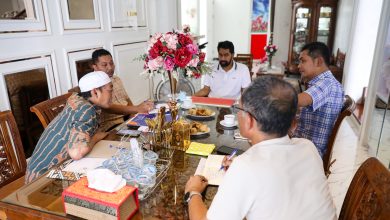 Gubernur Aceh Muzakir Manaf memimpin rapat terbatas rencana pembahasan penyusunan APBA 2026 di kediamannya di Lhokseumawe, Sabtu (26/7/2025). Dalam rapat itu mengemuka rencana pembentukan Satgas Pengawas Rumah Layak Huni.