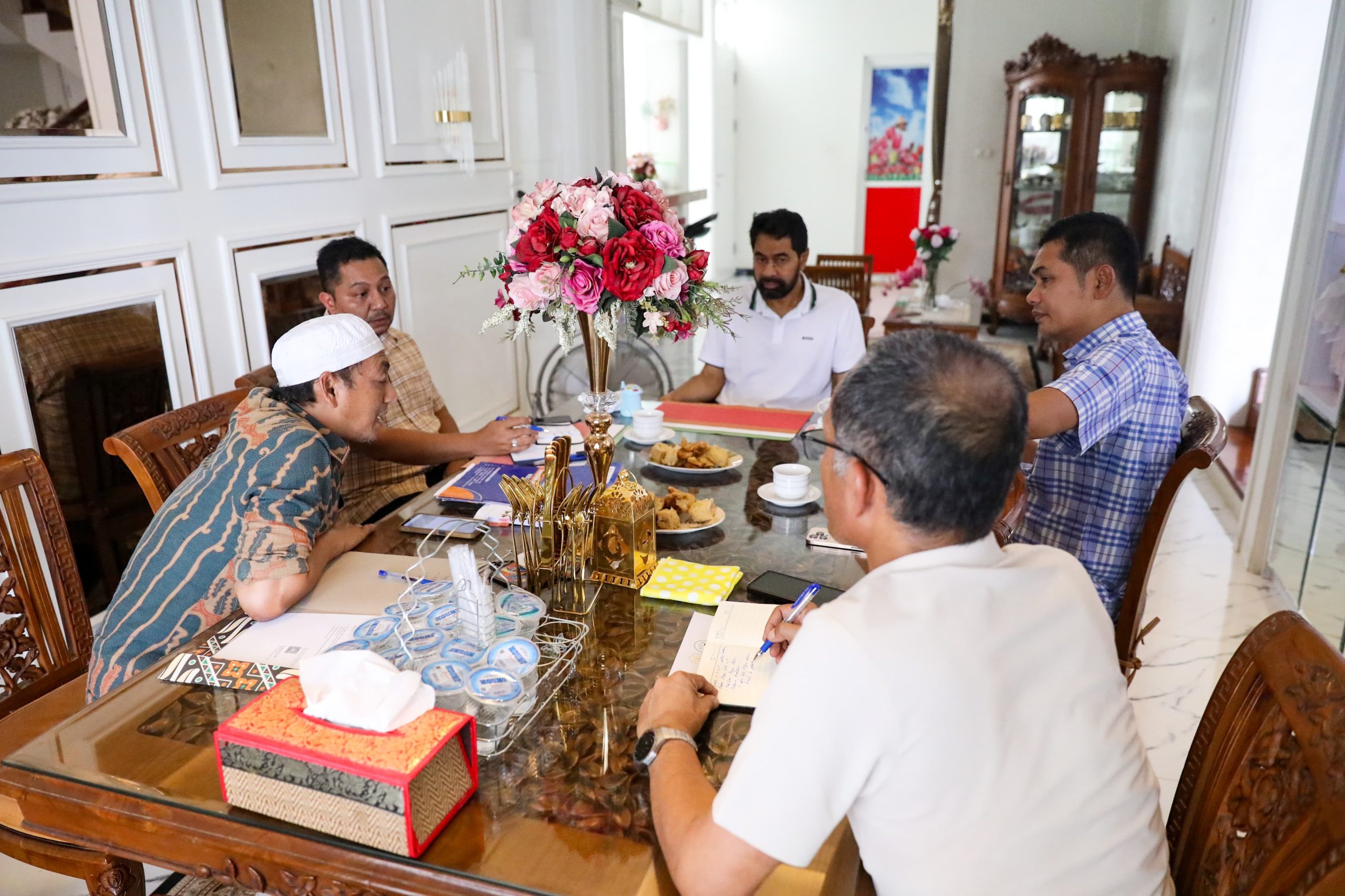 Gubernur Aceh Muzakir Manaf memimpin rapat terbatas rencana pembahasan penyusunan APBA 2026 di kediamannya di Lhokseumawe, Sabtu (26/7/2025). Dalam rapat itu mengemuka rencana pembentukan Satgas Pengawas Rumah Layak Huni.