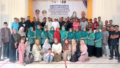 H. Muharram Idris Bupati Aceh Besar, Hj. Rita Mayasari Ketua TP-PKK Aceh Besar, Hj Nurul Fazli Wakil Ketua TP-PKK Aceh Besar, Bang Pok Ketua Satgas Commando Independen Aceh Besar dan Hery Saputra (Pak Dek) Bersama Tim Commando Independen & Tim Srikandi Kecamatan Lhoong. Sabtu (26/97/2025). FOTO/ MC ACEH BESAR