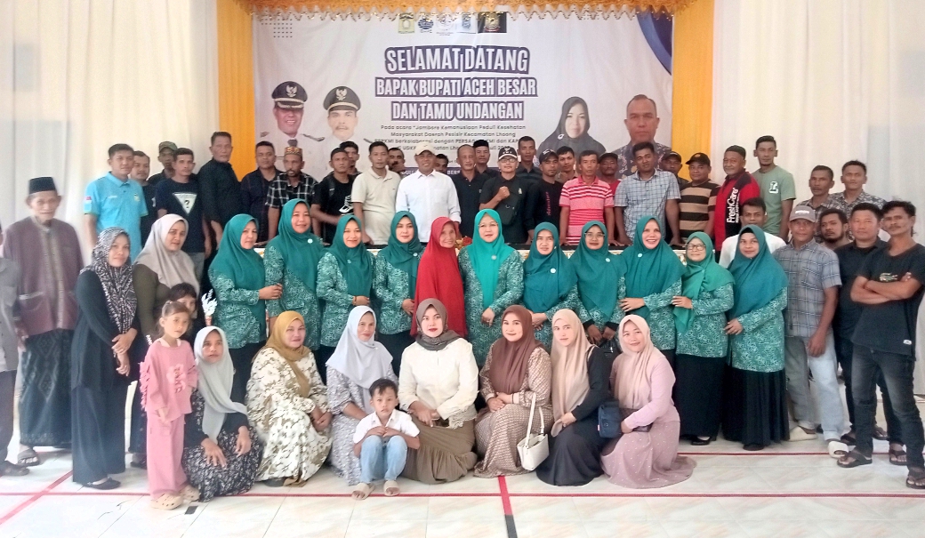 H. Muharram Idris Bupati Aceh Besar, Hj. Rita Mayasari Ketua TP-PKK Aceh Besar, Hj Nurul Fazli Wakil Ketua TP-PKK Aceh Besar, Bang Pok Ketua Satgas Commando Independen Aceh Besar dan Hery Saputra (Pak Dek) Bersama Tim Commando Independen & Tim Srikandi Kecamatan Lhoong. Sabtu (26/97/2025). FOTO/ MC ACEH BESAR